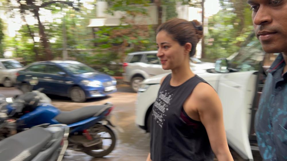 ananya-panday-was-spotted-at-her-gym-in-bandra